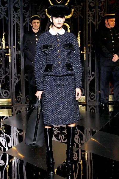 Look 16